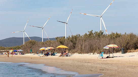 Strand in Piombino mit W.E.B Windrädern im Hintergrund